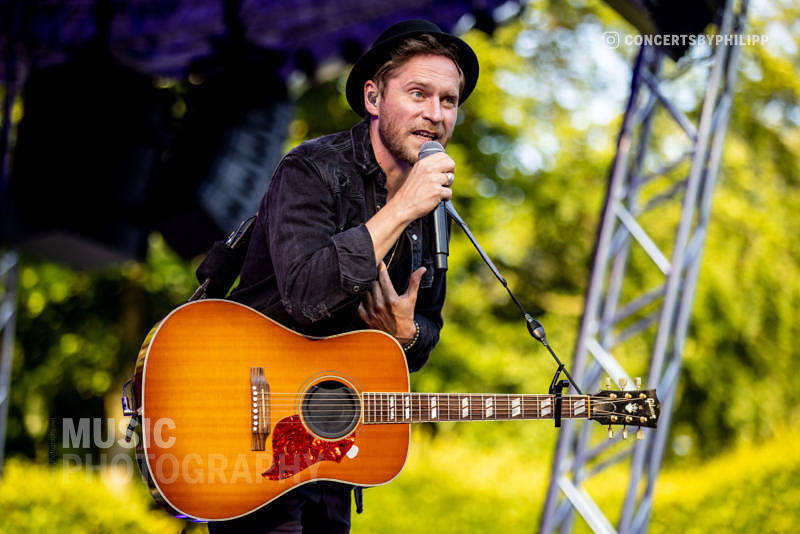 Johannes Oerding pictured live on stage in Hamburg, Stadtpark | © philipp.io
