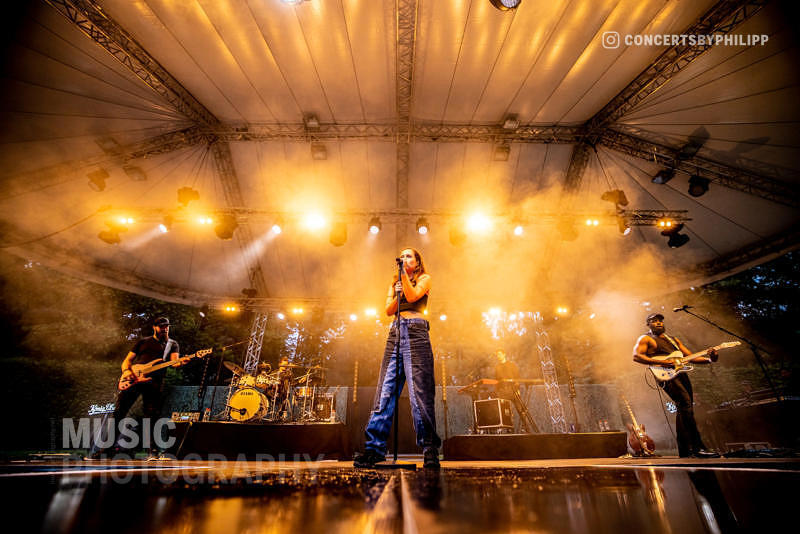 Alice Merton pictured live on stage in Hamburg, Stadtpark | © philipp.io