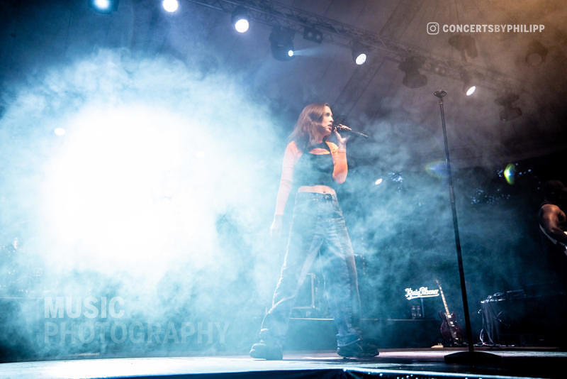 Alice Merton pictured live on stage in Hamburg, Stadtpark | © philipp.io