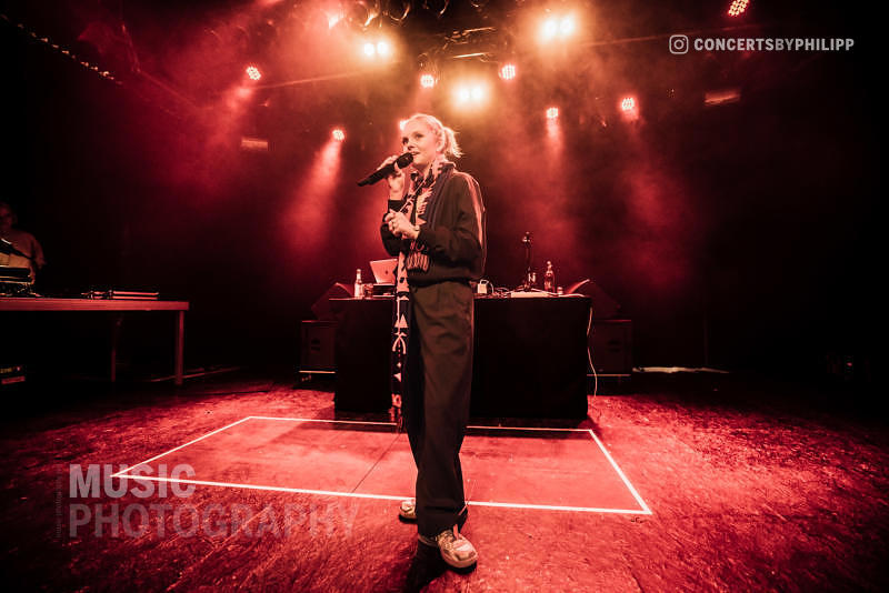 Paula Hartmann pictured live on stage in Hamburg, Uebel & Gefährlich | © philipp.io