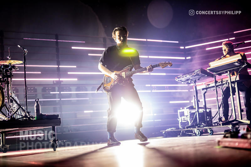 Milky Chance pictured live on stage in Hamburg, Sporthalle | © philipp.io