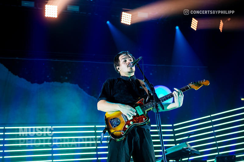 Milky Chance pictured live on stage in Hamburg, Sporthalle | © philipp.io