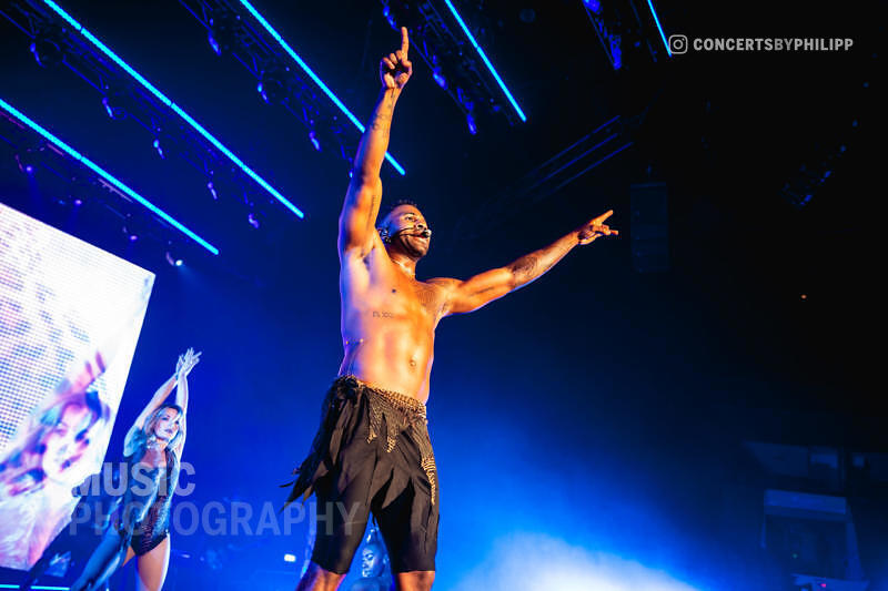 Jason Derulo pictured live on stage in Hamburg, Barclaycard Arena | © philipp.io