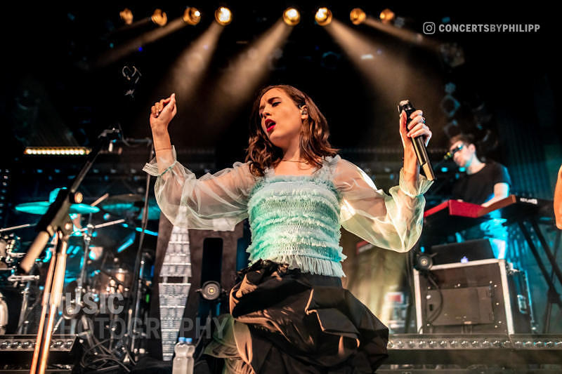 Alice Merton pictured live on stage in Hamburg, Gruenspan | © philipp.io