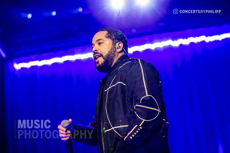 Adel Tawil pictured live on stage in Hamburg, Barclaycard Arena | © philipp.io