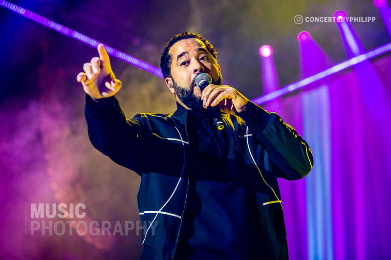 Adel Tawil pictured live on stage in Hamburg, Barclaycard Arena | © philipp.io