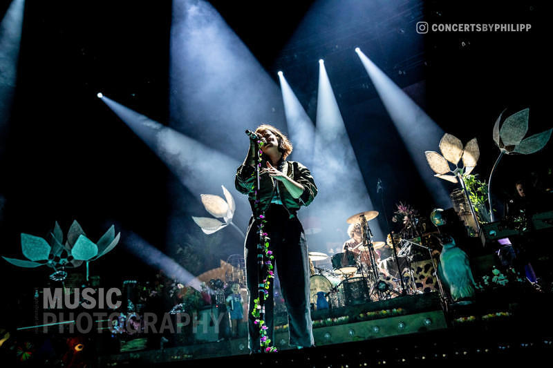 Silbermond pictured live on stage in Hamburg, Barclaycard Arena | © philipp.io