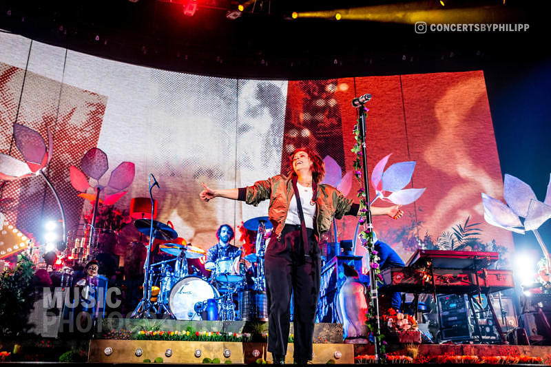 Silbermond pictured live on stage in Hamburg, Barclaycard Arena | © philipp.io