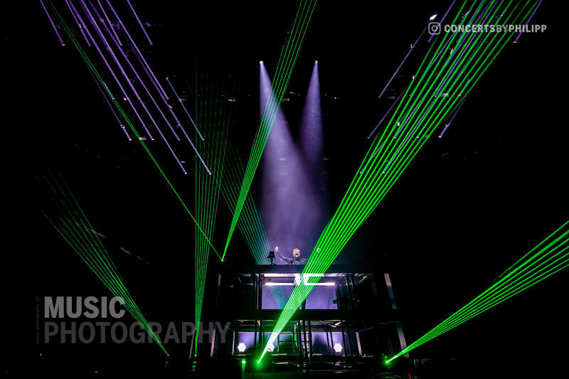 David Guetta pictured live on stage in Hamburg, Barclaycard Arena | © philipp.io