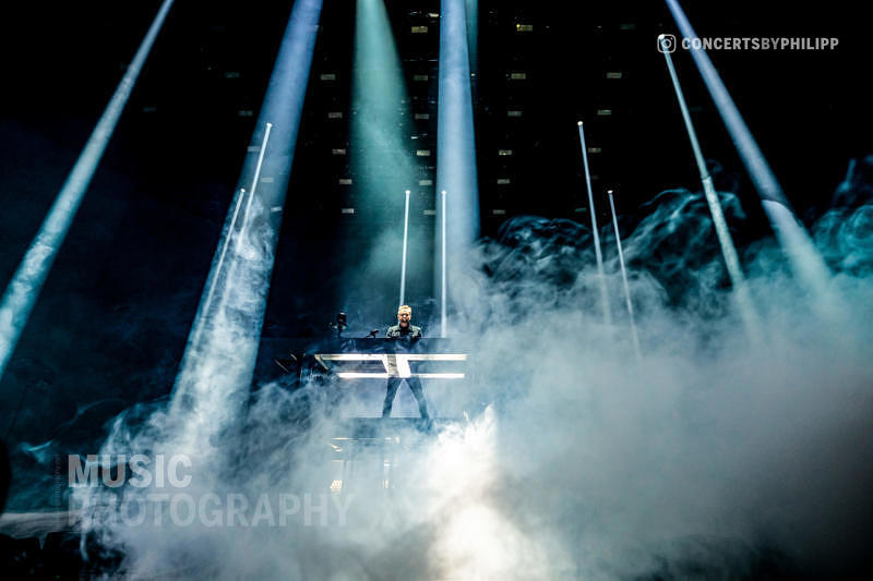 David Guetta pictured live on stage in Hamburg, Barclaycard Arena | © philipp.io