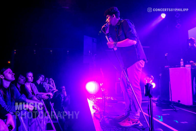 Andreas Bourani pictured live on stage in Hamburg, Gruenspan | © philipp.io
