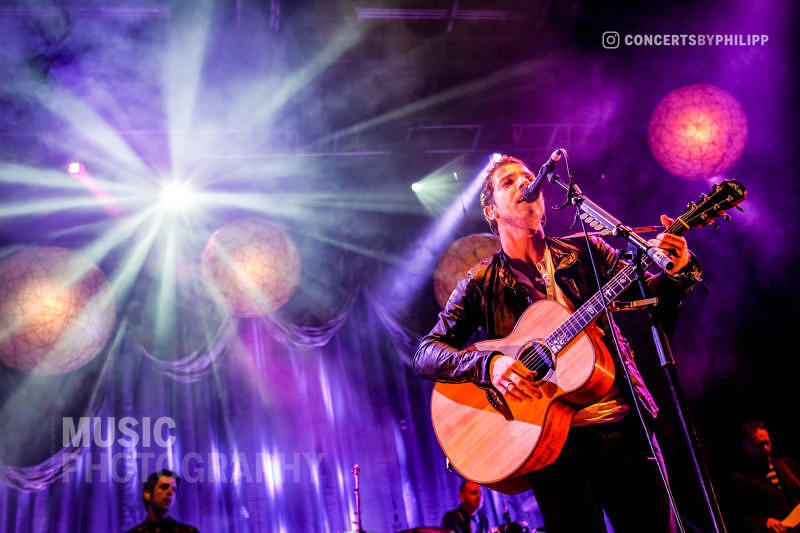 James Morrison pictured live on stage in Hamburg, Sporthalle | © philipp.io