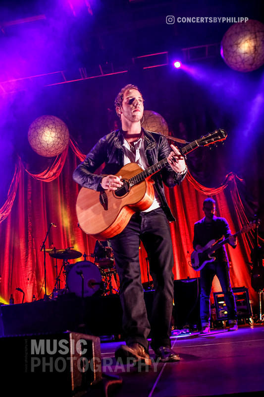 James Morrison pictured live on stage in Hamburg, Sporthalle | © philipp.io
