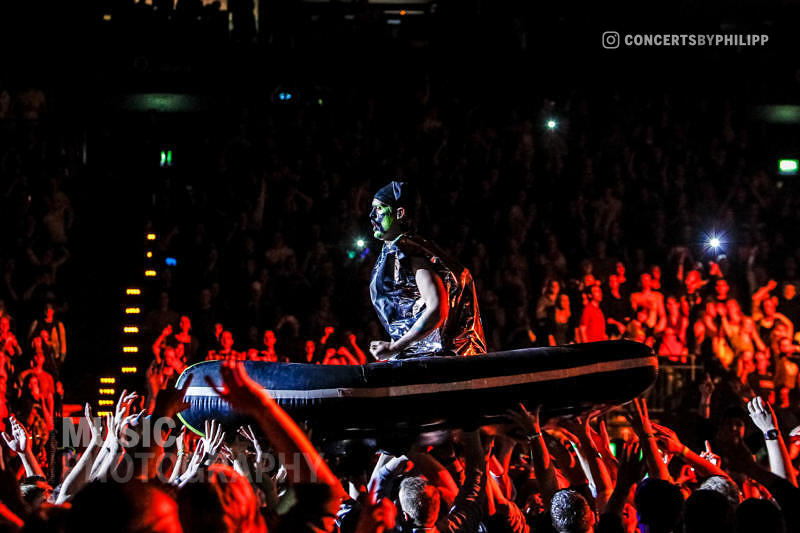 Deichkind pictured live on stage in Hamburg, o2 World | © philipp.io