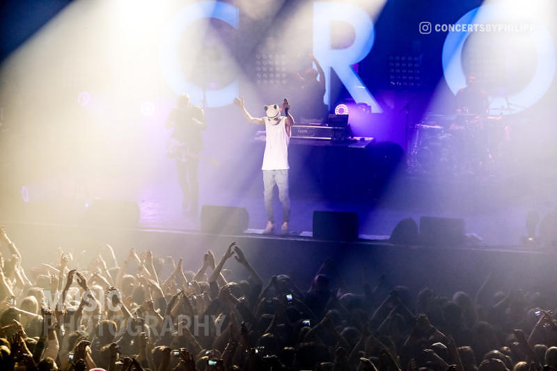 Cro pictured live on stage in Hamburg, Docks | © philipp.io