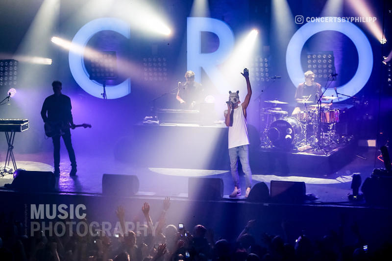 Cro pictured live on stage in Hamburg, Docks | © philipp.io