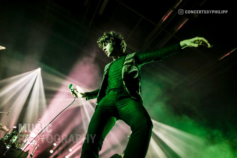 The Kooks pictured live on stage in Hamburg, Sporthalle | © philipp.io