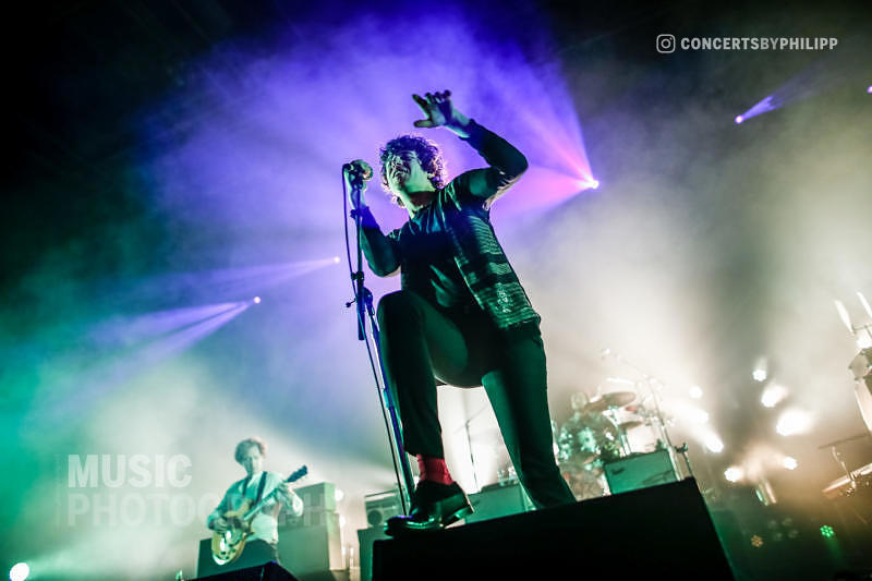 The Kooks pictured live on stage in Hamburg, Sporthalle | © philipp.io