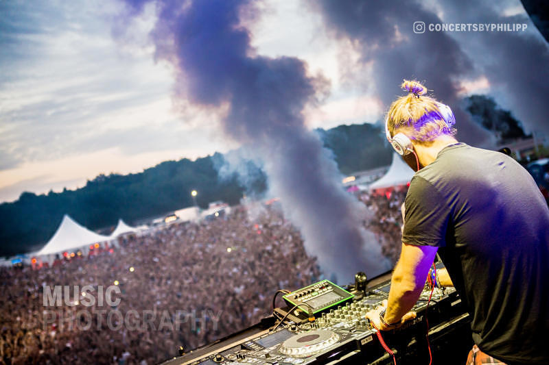 David Guetta pictured live on stage in Hamburg, Trabrennbahn | © philipp.io