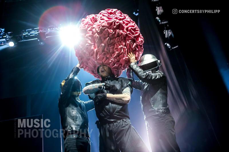 Deichkind pictured live on stage in Hamburg, Barclaycard Arena | © philipp.io