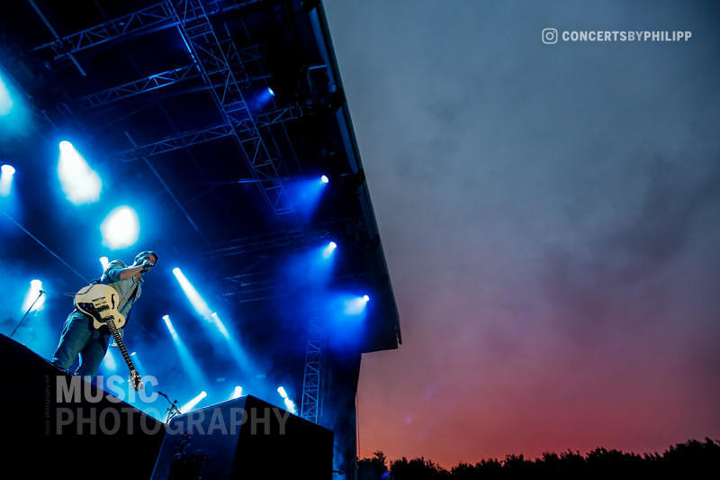 Revolverheld pictured live on stage in Hamburg, Trabrennbahn | © philipp.io