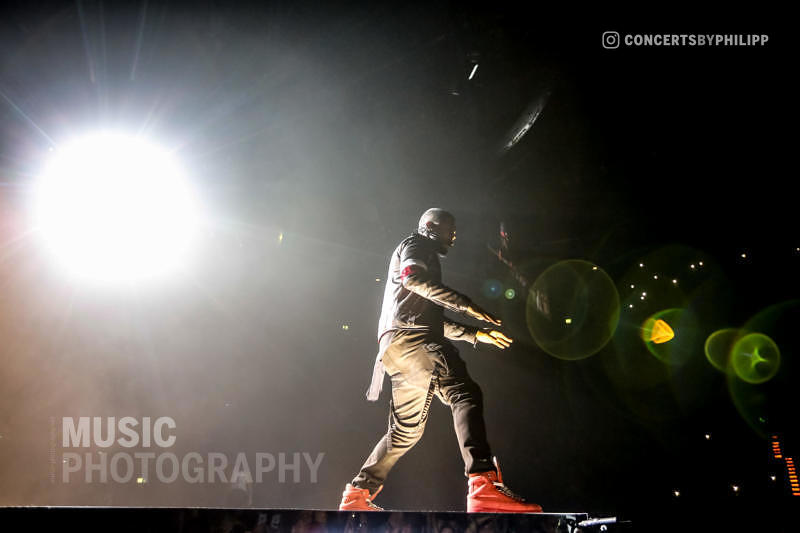 Usher pictured live on stage in Hamburg, o2 World | © philipp.io