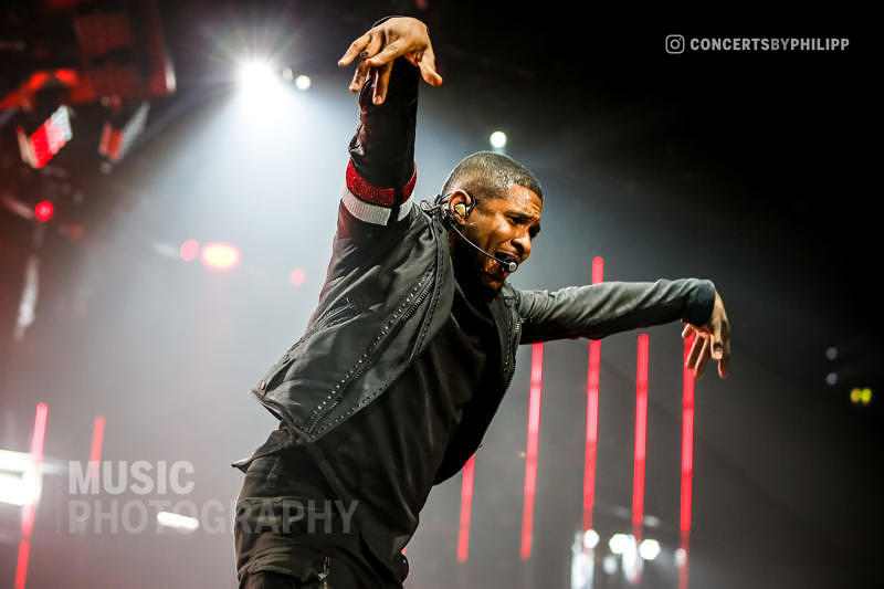 Usher pictured live on stage in Hamburg, o2 World | © philipp.io