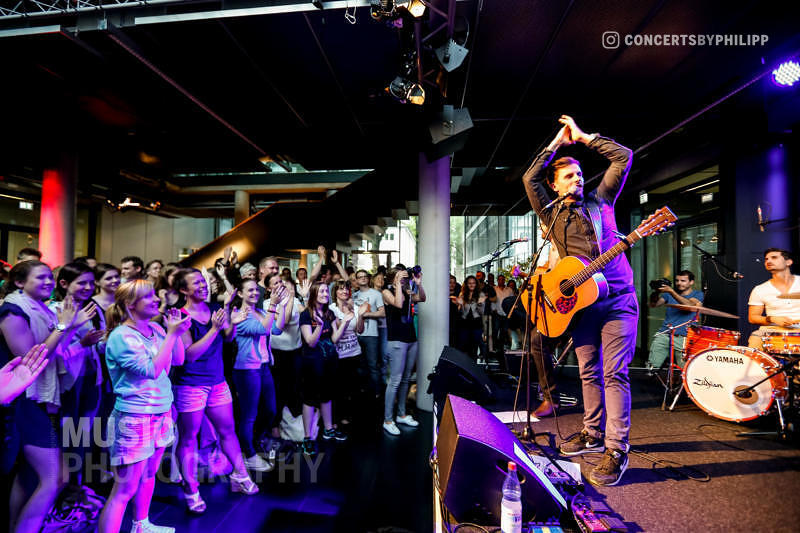 Julian Sengelmann pictured live on stage in Hamburg, N-JOY Foyer | © philipp.io