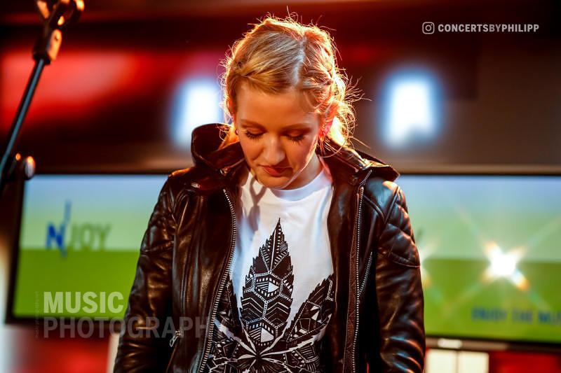 Ellie Golding pictured live on stage in Hamburg, N-JOY Foyer | © philipp.io