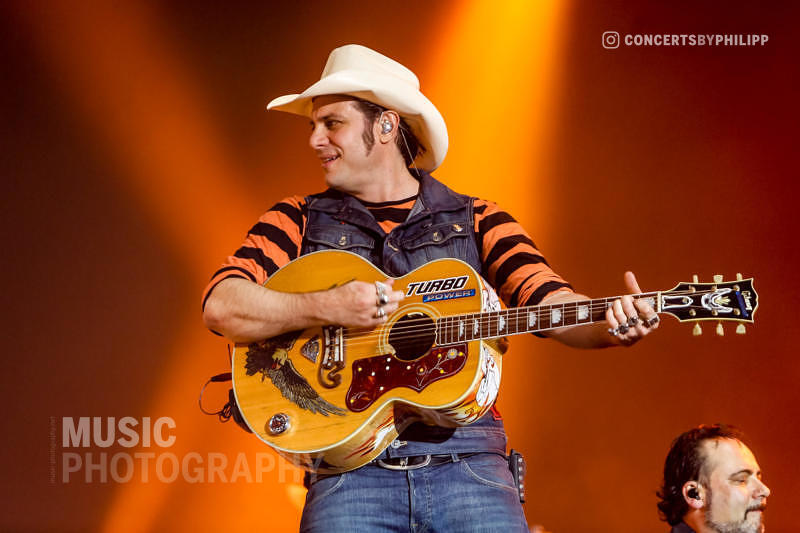 The BossHoss pictured live on stage in Hamburg, Sporthalle | © philipp.io