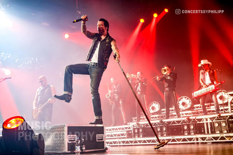 The BossHoss pictured live on stage in Hamburg, Sporthalle | © philipp.io