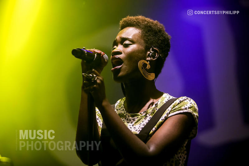 Ivy Quainoo pictured live on stage in Hamburg, Sporthalle | © philipp.io