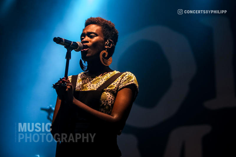 Ivy Quainoo pictured live on stage in Hamburg, Sporthalle | © philipp.io