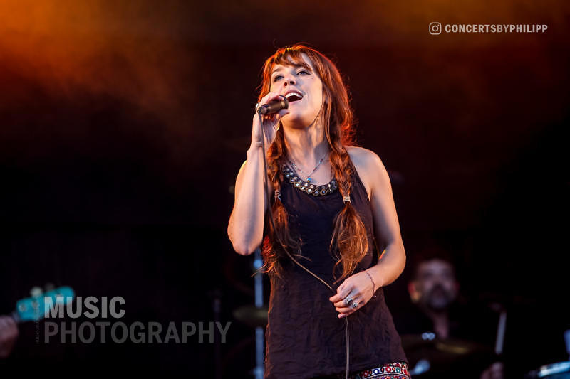 Zaz pictured live on stage in Hamburg, Stadtpark | © philipp.io