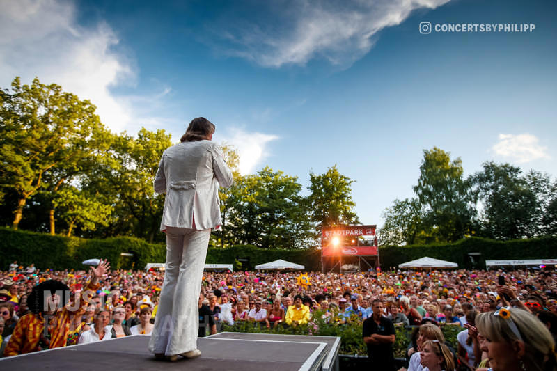 Dieter Thomas Kuhn pictured live on stage in Hamburg, Stadtpark | © philipp.io