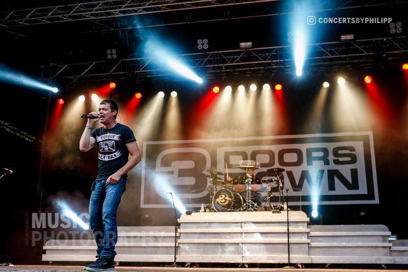 3 Doors Down pictured live on stage in Hamburg, Stadtpark | © philipp.io