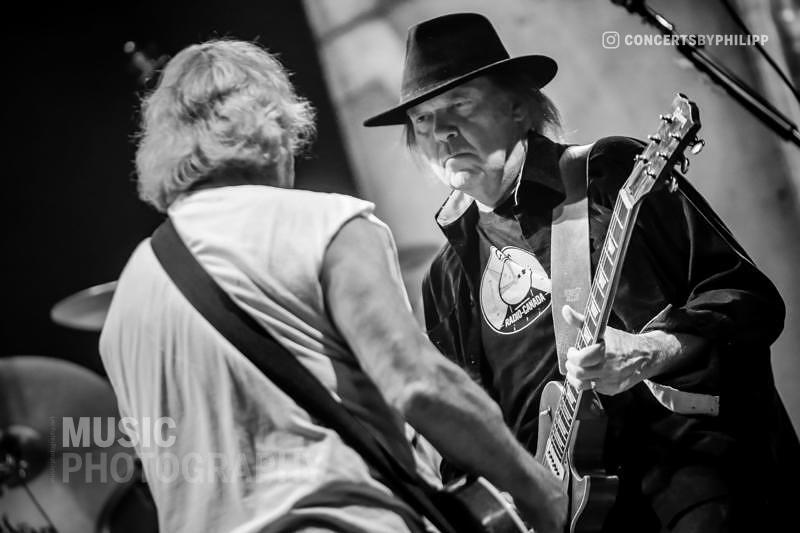 Neil Young pictured live on stage in Hamburg, o2 World | © philipp.io