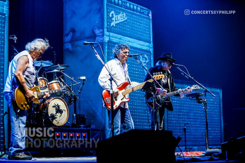 Neil Young pictured live on stage in Hamburg, o2 World | © philipp.io