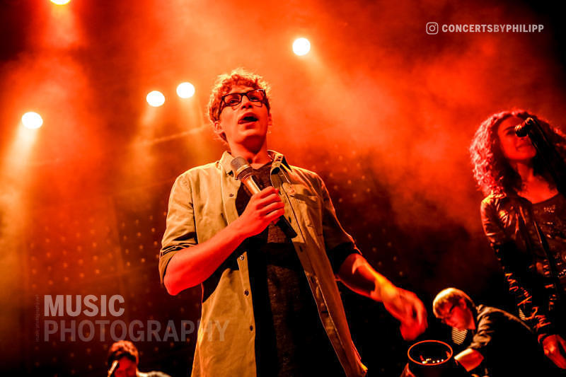 Tim Bendzko pictured live on stage in Hamburg, Mojo Club | © philipp.io