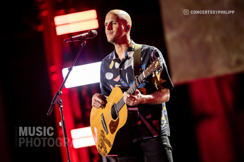 Milow pictured live on stage in Hamburg, Schuppen 52 | © philipp.io