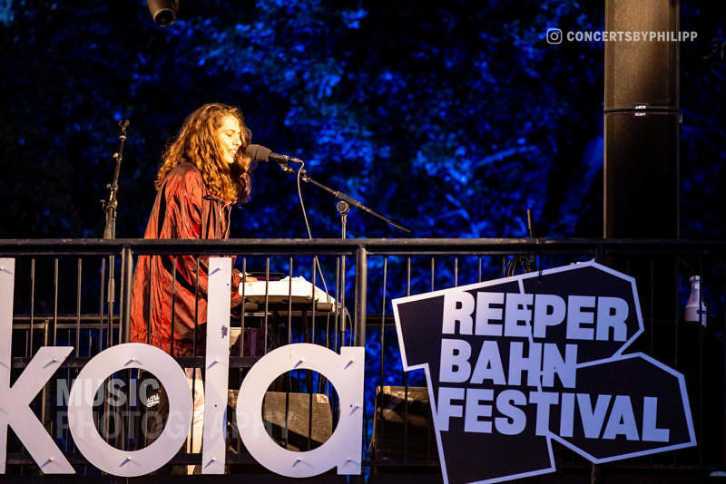 Dena pictured live on stage in Hamburg, Festival Village Heiligengeistfeld | © philipp.io